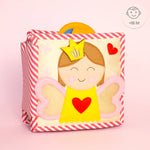  Das&nbsp;Mini Quiet Book "Kleine Prinzessin" von Jolly Designs ist perfekt für Kinder ab 1,5 Jahren geeignet. Liebevoll handgefertigt aus hochwertigen, OEKO-TEX® zertifizierten Materialien, bietet dieses Buch sicheren Spielspaß und begleitet Kinder in eine fantasievolle Welt voller Abenteuer.
