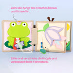 Erlebe die farbenfrohe Welt des&nbsp;Mini Quiet Book "Schillernder Papagei" von Jolly Designs! Dieses mit viel Liebe gestaltete Buch, perfekt für neugierige Kinder ab 6 Monaten, nimmt kleine Entdecker mit auf ein Abenteuer voller spannender Aktivitäten. Handgefertigt aus kinderfreundlichen und OEKO-TEX® zertifizierten Materialien, bietet es sicheren Spielspaß und unterstützt die kindliche Entwicklung auf vielfältige und spielerische Weise.