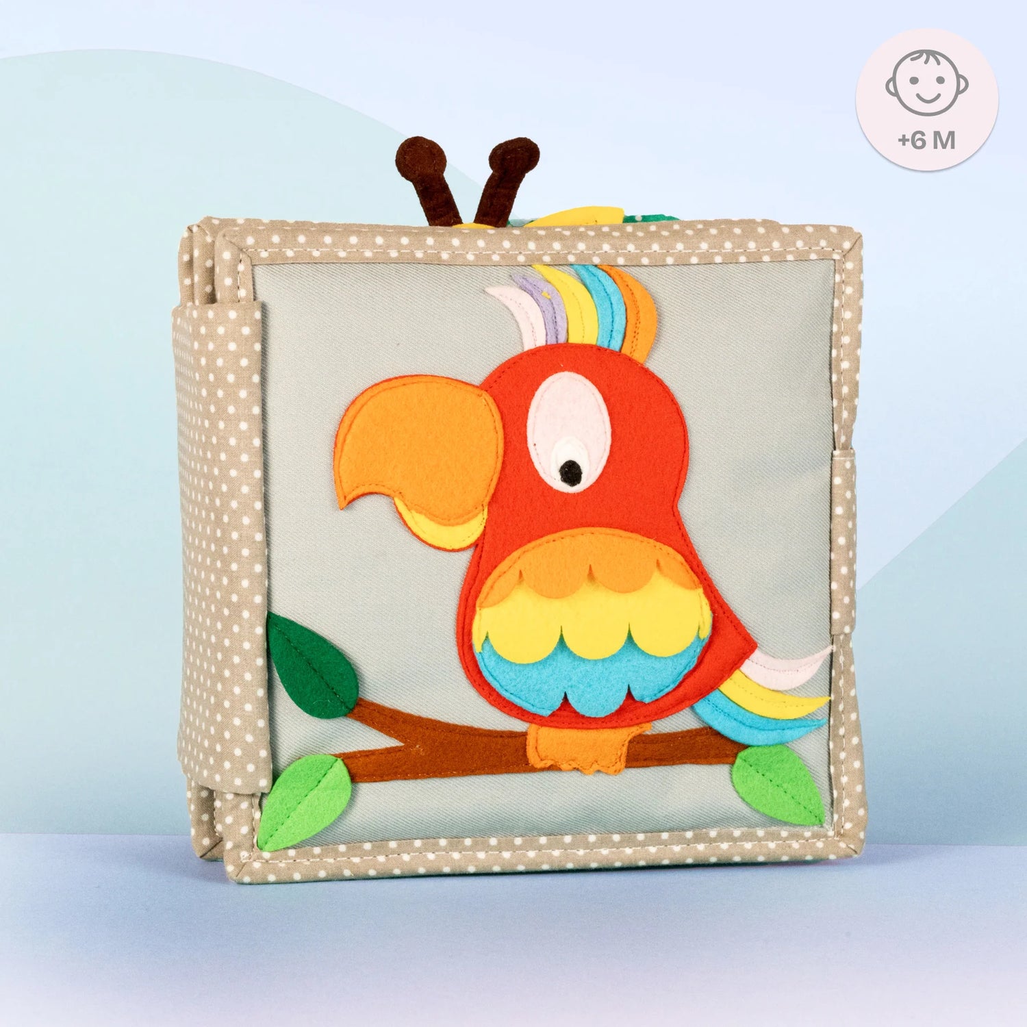 Erlebe die farbenfrohe Welt des&nbsp;Mini Quiet Book "Schillernder Papagei" von Jolly Designs! Dieses mit viel Liebe gestaltete Buch, perfekt für neugierige Kinder ab 6 Monaten, nimmt kleine Entdecker mit auf ein Abenteuer voller spannender Aktivitäten. Handgefertigt aus kinderfreundlichen und OEKO-TEX® zertifizierten Materialien, bietet es sicheren Spielspaß und unterstützt die kindliche Entwicklung auf vielfältige und spielerische Weise.