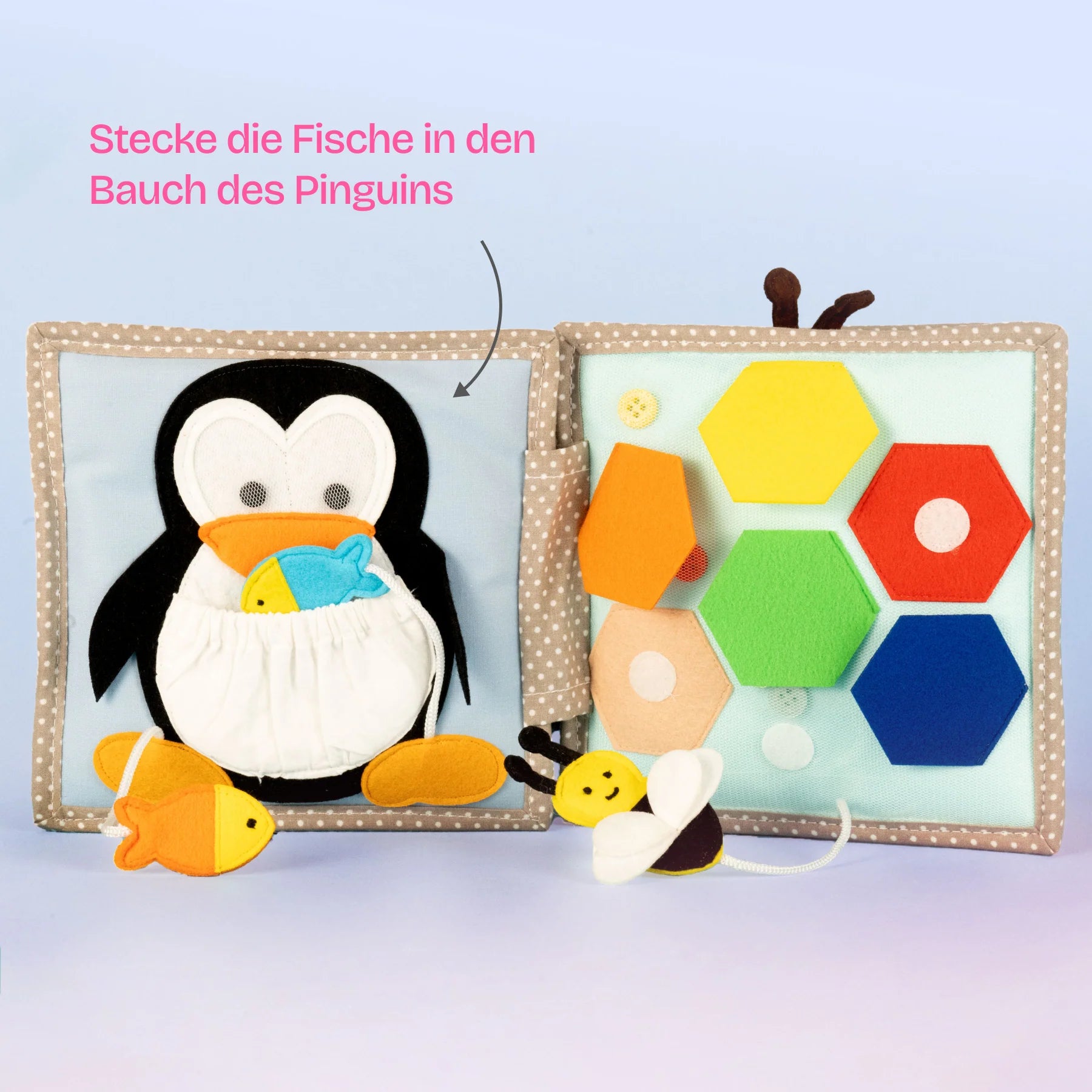 Erlebe die farbenfrohe Welt des&nbsp;Mini Quiet Book "Schillernder Papagei" von Jolly Designs! Dieses mit viel Liebe gestaltete Buch, perfekt für neugierige Kinder ab 6 Monaten, nimmt kleine Entdecker mit auf ein Abenteuer voller spannender Aktivitäten. Handgefertigt aus kinderfreundlichen und OEKO-TEX® zertifizierten Materialien, bietet es sicheren Spielspaß und unterstützt die kindliche Entwicklung auf vielfältige und spielerische Weise.