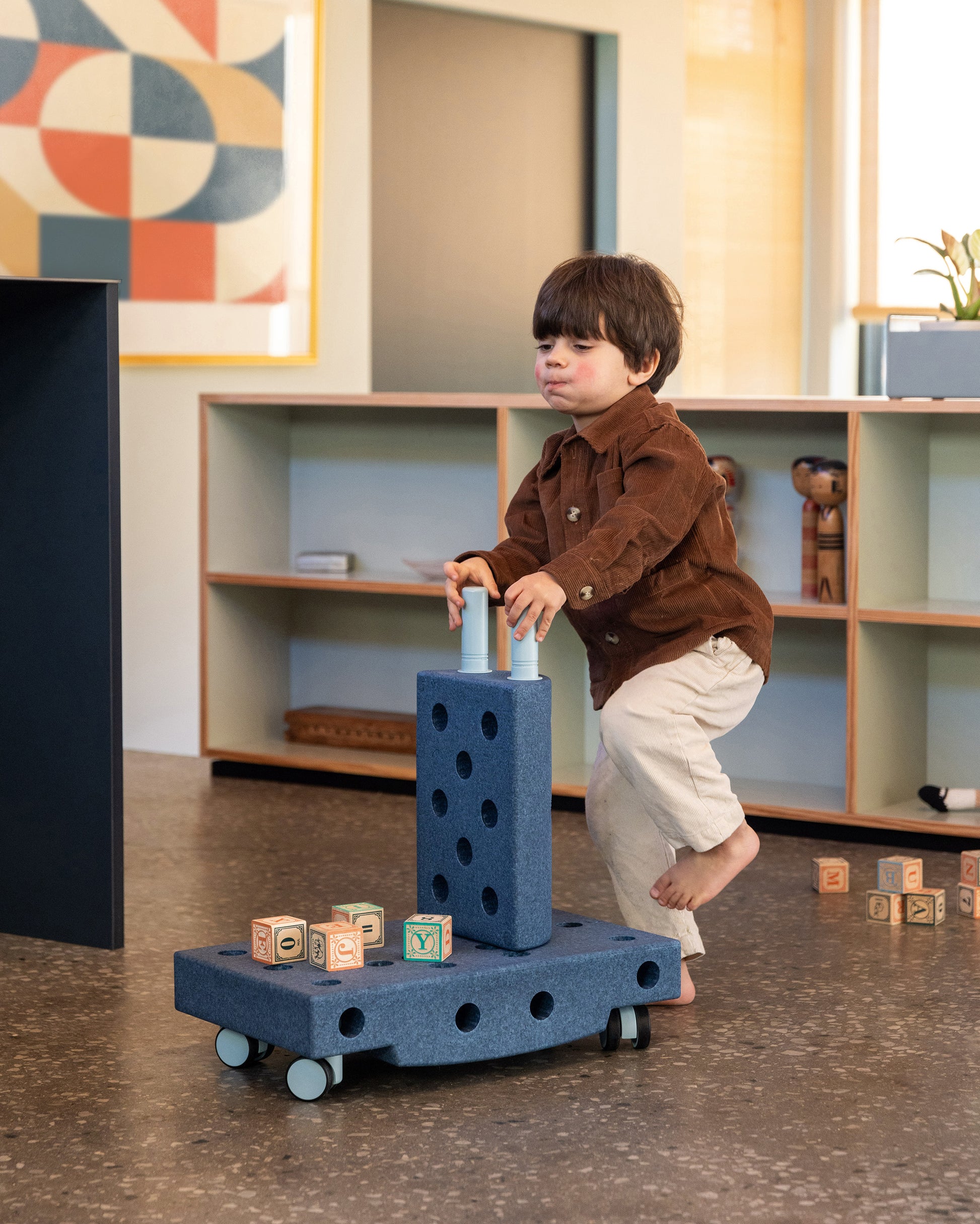 Neugierig zu erfahren, worum es bei MODU geht? Das Curiosity Set ist ein einfacher Einstieg in das MODU-System und ein toller Start für ein Baby oder Kleinkind. Ein einfaches Starter-Set, das Ihrem Kind hilft, grundlegende motorische Fähigkeiten zu entwickeln. Bauen Sie ein Scooter-Board für die Bauchlage, eine Wippe zum Üben der Kernbalance oder schieben Sie Ihr Kind auf einem lustigen Rutscher herum, während Sie endloses Kichern genießen. Ein multifunktionales und platzsparendes Spielzeug 