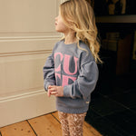 Gemütlicher Sweater in klassischem Blau mit verspieltem rosa Text von Daily Seven. Perfekt für entspannte Tage – die Mischung aus 80% Baumwolle und 20% Polyester sorgt für angenehmen Tragekomfort und Langlebigkeit.