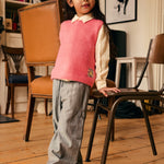 Eine elegante Knitted Vest in Rosa von Daily Seven – das perfekte Layering-Piece für jeden Stil. Die hochwertige Materialmischung bietet angenehmen Tragekomfort und langlebige Qualität. Ideal für vielseitige Kombinationen im Alltag.