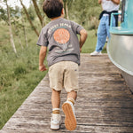 Kurzarm-Shirt von Daily Seven mit auffälligem Backprint. Das Shirt besticht durch seinen modernen Print auf der Rückseite und überzeugt mit hohem Tragekomfort. Perfekt für den Alltag und lässig kombinierbar.
