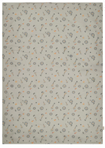 Die Babydecke Safari bietet UV-Schutz 50+ und schützt empfindliche Babyhaut vor Sonne und Kälte. Das leichte, atmungsaktive Hydrocool-Material sorgt für angenehmen Tragekomfort. Beidseitig nutzbar mit unterschiedlichen Designs, ideal für warme Tage und leicht zu reinigen.