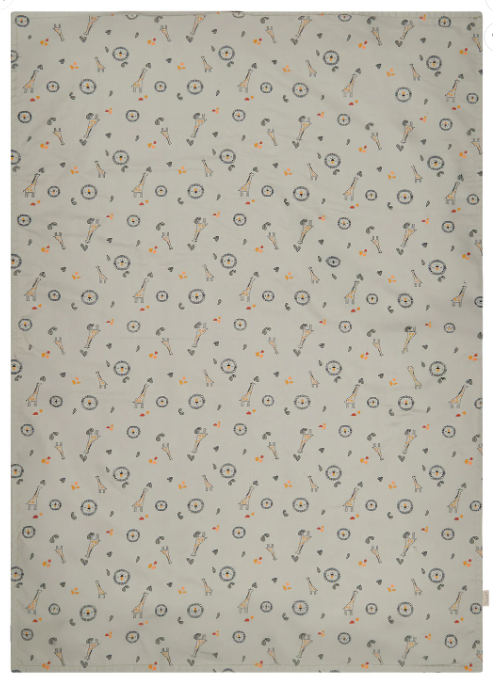 Die Babydecke Safari bietet UV-Schutz 50+ und schützt empfindliche Babyhaut vor Sonne und Kälte. Das leichte, atmungsaktive Hydrocool-Material sorgt für angenehmen Tragekomfort. Beidseitig nutzbar mit unterschiedlichen Designs, ideal für warme Tage und leicht zu reinigen.