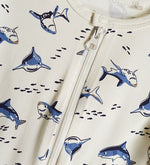 Dieses Nightsuit von MINYMO begeistert mit einem auffälligen Hai-Design und sorgt für angenehme Nächte.