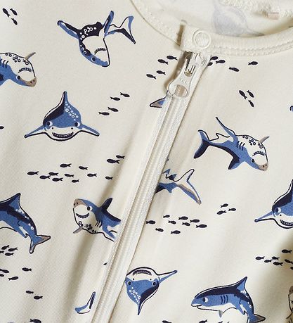 Dieses Nightsuit von MINYMO begeistert mit einem auffälligen Hai-Design und sorgt für angenehme Nächte.