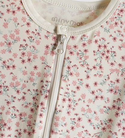 Entdecken Sie den Blümchen Nightsuit von MINYMO – die perfekte Wahl für gemütliche Nächte und entspannten Komfort.