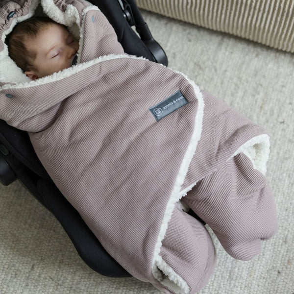 Die emma &amp; noah Einschlagdecke aus Bio-Baumwolle mit Teddyfutter hält Dein Baby warm und kuschelig. Sie ist einfach zu bedienen, passt für alle gängigen Gurtsysteme und die verstellbare Kapuze wächst mit. Perfekt für kalte Tage unterwegs.