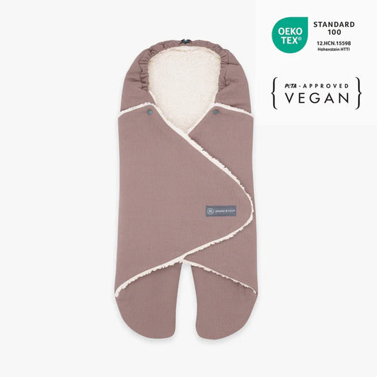 Die emma &amp; noah Einschlagdecke aus Bio-Baumwolle mit Teddyfutter hält Dein Baby warm und kuschelig. Sie ist einfach zu bedienen, passt für alle gängigen Gurtsysteme und die verstellbare Kapuze wächst mit. Perfekt für kalte Tage unterwegs.