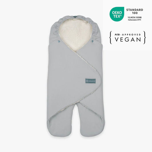 Die emma &amp; noah Einschlagdecke aus Bio-Baumwolle hält Dein Baby warm und kuschelig. Mit weichem Teddyfutter und wattierter Füllung sorgt sie für Komfort. Dank einfacher Handhabung und Gurtschlitzen passt sie in Babyschale und Kinderwagen. Die verstellbare Kapuze wächst mit Deinem Baby mit.