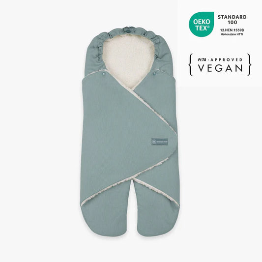 Die emma &amp; noah Einschlagdecke aus Bio-Baumwolle hält Dein Baby warm und gemütlich. Mit Teddyfutter und Wattierung sorgt sie für Komfort. Die Decke passt in Babyschale und Kinderwagen und wächst dank verstellbarer Kapuze mit. Einfaches Einwickeln garantiert schnelle Nutzung.