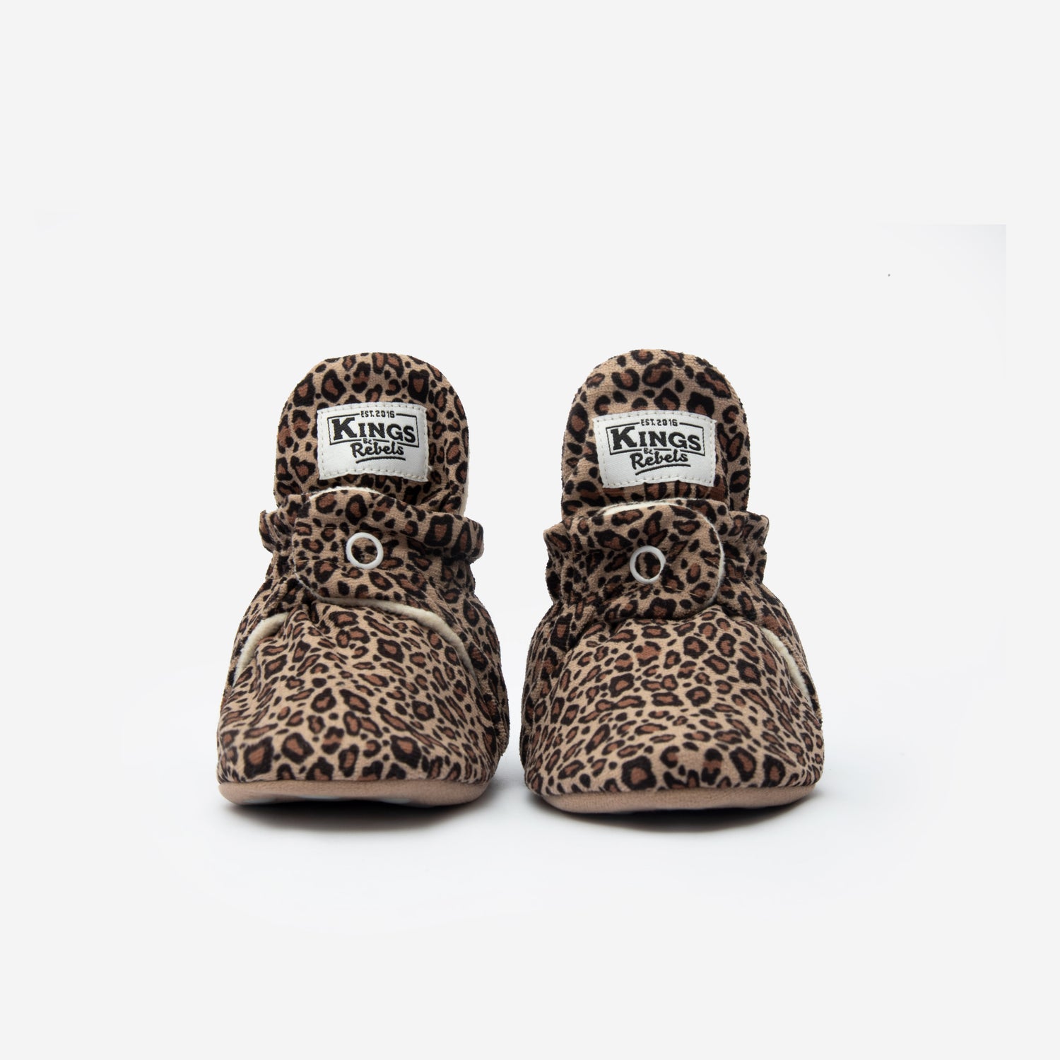 Die Kings &amp; Rebels Baby Booties wurden mit einem einfachen und praktischen Druckknopf- Verschluss entworfen, was das Anziehen von strampelnden Babys in wenigen Sekunden ermöglicht.

Der komplett um die Ferse verlaufende und über dem Knöchel sitzende, integrierte Gummizug verhindert auch bei sehr aktiven Babys das Herunterrutschen des Booties.

Die Booties passen sich perfekt an die individuelle Form der Babyfüße an und schränken somit die natürliche Entwicklung in keinster Weise ein.&nbsp;

Alle Kings &