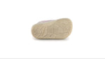 Diese Barfußschuhe von Naturino kombinieren Komfort und Stil mit einem modernen Design. Das Obermaterial aus Leder und Velours verleiht einen markanten Look, während der Klettverschluss Praktikabilität gewährleistet. Das Innenfutter und die Einlegesohle, beide aus Leder, sorgen für ein hochwertiges Gefühl beim Kontakt mit dem Fuß. Perfekt, um deine Tage mit einem Hauch von Eleganz zu begleiten.