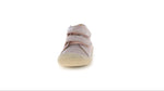 Diese Barfußschuhe von Naturino kombinieren Komfort und Stil mit einem modernen Design. Das Obermaterial aus Leder und Velours verleiht einen markanten Look, während der Klettverschluss Praktikabilität gewährleistet. Das Innenfutter und die Einlegesohle, beide aus Leder, sorgen für ein hochwertiges Gefühl beim Kontakt mit dem Fuß. Perfekt, um deine Tage mit einem Hauch von Eleganz zu begleiten.
