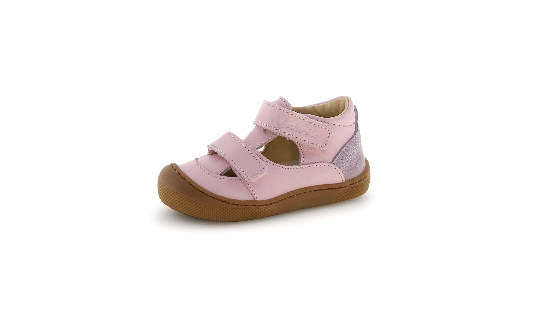 Mit einem Design, das Komfort und Stil vereint, sind diese Barfußsandalen von Naturino die perfekte Wahl für jeden Anlass. Das Obermaterial aus Leder verleiht Eleganz, während das praktische Klettverschluss-System einen bequemen und schnellen Sitz gewährleistet. Innen sorgen das Lederfutter und die Innensohle für ein Gefühl von Weichheit. Die Sandalen werden durch die Gummisohle ergänzt, die Schritt für Schritt Stabilität bietet.