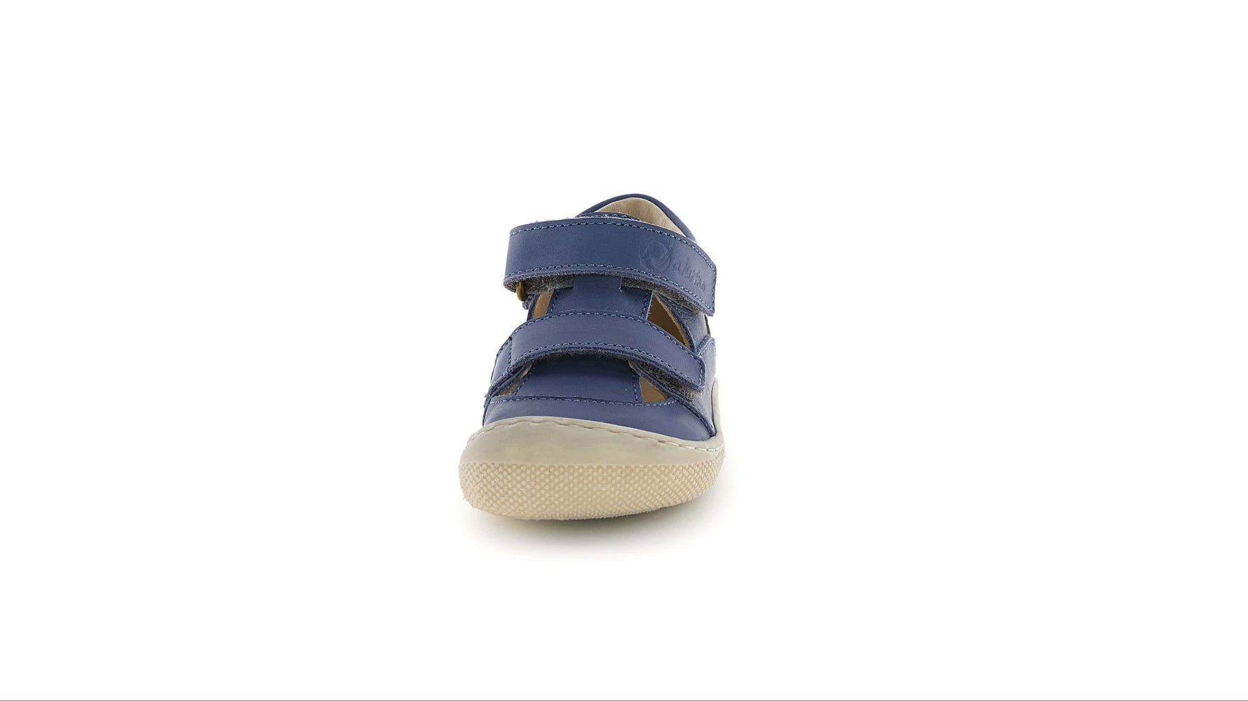 Mit einem Design, das Komfort und Stil vereint, sind diese Barfußsandalen von Naturino die perfekte Wahl für jeden Anlass. Das Obermaterial aus Leder verleiht Eleganz, während das praktische Klettverschluss-System einen bequemen und schnellen Sitz gewährleistet. Innen sorgen das Lederfutter und die Innensohle für ein Gefühl von Weichheit. Die Sandalen werden durch die Gummisohle ergänzt, die Schritt für Schritt Stabilität bietet.

Material