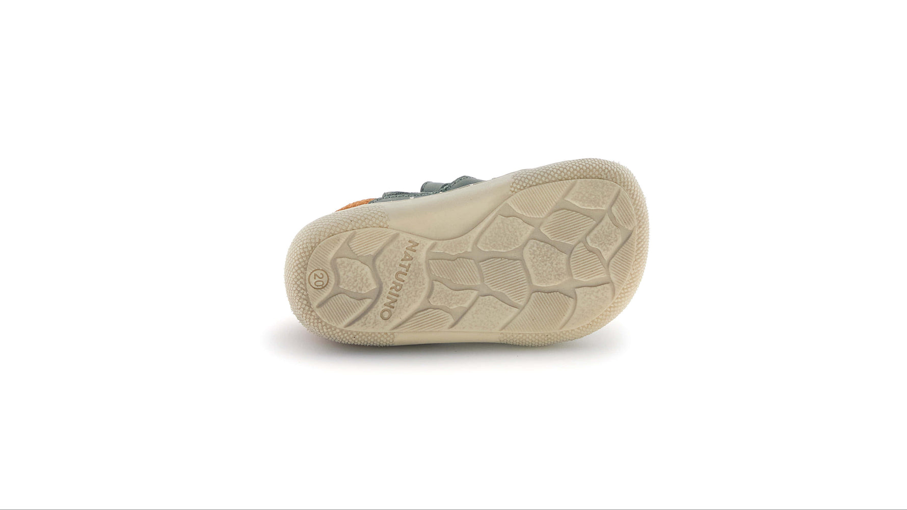 Mit einem Design, das Komfort und Stil vereint, sind diese Barfußsandalen von Naturino die perfekte Wahl für jeden Anlass. Das Obermaterial aus Leder verleiht Eleganz, während das praktische Klettverschluss-System einen bequemen und schnellen Sitz gewährleistet. Innen sorgen das Lederfutter und die Innensohle für ein Gefühl von Weichheit. Die Sandalen werden durch die Gummisohle ergänzt, die Schritt für Schritt Stabilität bietet.