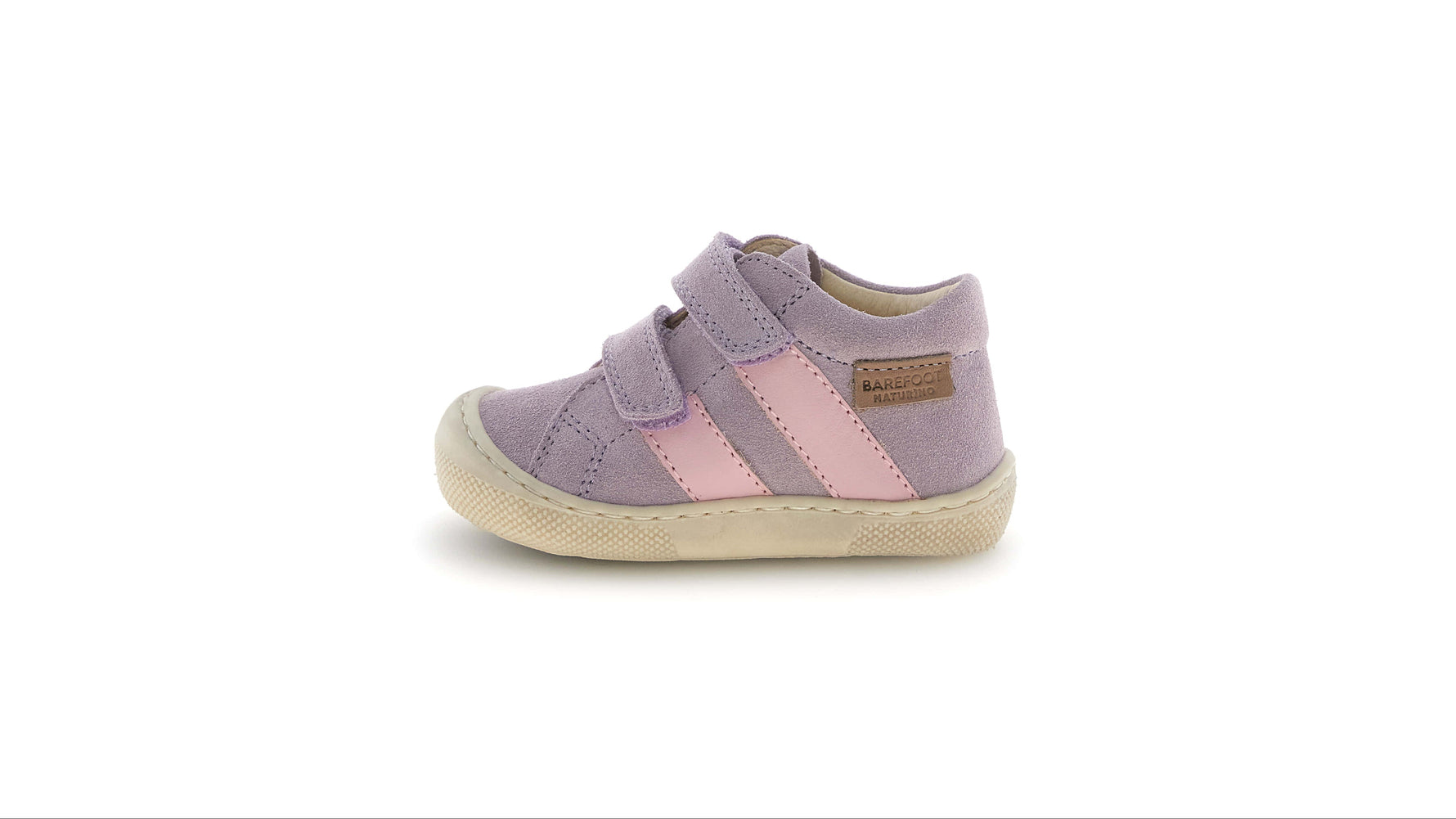 Beschreibung

Diese Barfußschuhe von Naturino kombinieren Komfort und Stil mit einem modernen Design. Das Obermaterial aus Leder und Velours verleiht einen markanten Look, während der Klettverschluss Praktikabilität gewährleistet. Das Innenfutter und die Einlegesohle, beide aus Leder, sorgen für ein hochwertiges Gefühl beim Kontakt mit dem Fuß. Perfekt, um deine Tage mit einem Hauch von Eleganz zu begleiten.

Material

Außensohle: Gummi
Einlage: Leder
Innenmaterial: Leder
Außenmaterial: Leder- Veloursleder