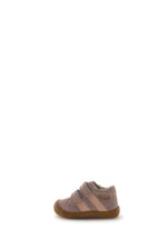 Die Naturino Barfußschuhe für Kinder bieten ein natürliches Laufgefühl und viel Bewegungsfreiheit für kleine Füße. Die flexible Sohle und der großzügige Zehenbereich unterstützen ein angenehmes und bequemes Tragegefühl.

Hochwertige Materialien und die kindgerechte Passform machen die Naturino Barfußschuhe zum idealen Begleiter für Herbst und Winter – perfekt für Kindergarten, Schule und Freizeit.