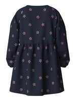 Das dunkelblaue Kleid mit Blumenmuster von name it besticht durch sein zeitloses Design und die hochwertige Verarbeitung. Der fließende Schnitt schmeichelt der Figur und eignet sich perfekt für verschiedene Anlässe – vom Alltag bis zum besonderen Event. Das atmungsaktive Material fühlt sich angenehm auf der Haut an und behält seine Form auch nach mehrmaligem Waschen. Das zarte Blumenmuster verleiht dem Kleid einen femininen Touch und macht es zu einem vielseitigen Lieblingsstück in jeder Garderobe.&nbsp;