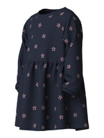 Das dunkelblaue Kleid mit Blumenmuster von name it besticht durch sein zeitloses Design und die hochwertige Verarbeitung. Der fließende Schnitt schmeichelt der Figur und eignet sich perfekt für verschiedene Anlässe – vom Alltag bis zum besonderen Event. Das atmungsaktive Material fühlt sich angenehm auf der Haut an und behält seine Form auch nach mehrmaligem Waschen. Das zarte Blumenmuster verleiht dem Kleid einen femininen Touch und macht es zu einem vielseitigen Lieblingsstück in jeder Garderobe.&nbsp;