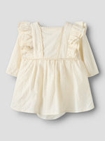 Das Kleid von Lil'Ateilier vereint auf harmonische Weise Schönheit und elegante Raffinesse.
