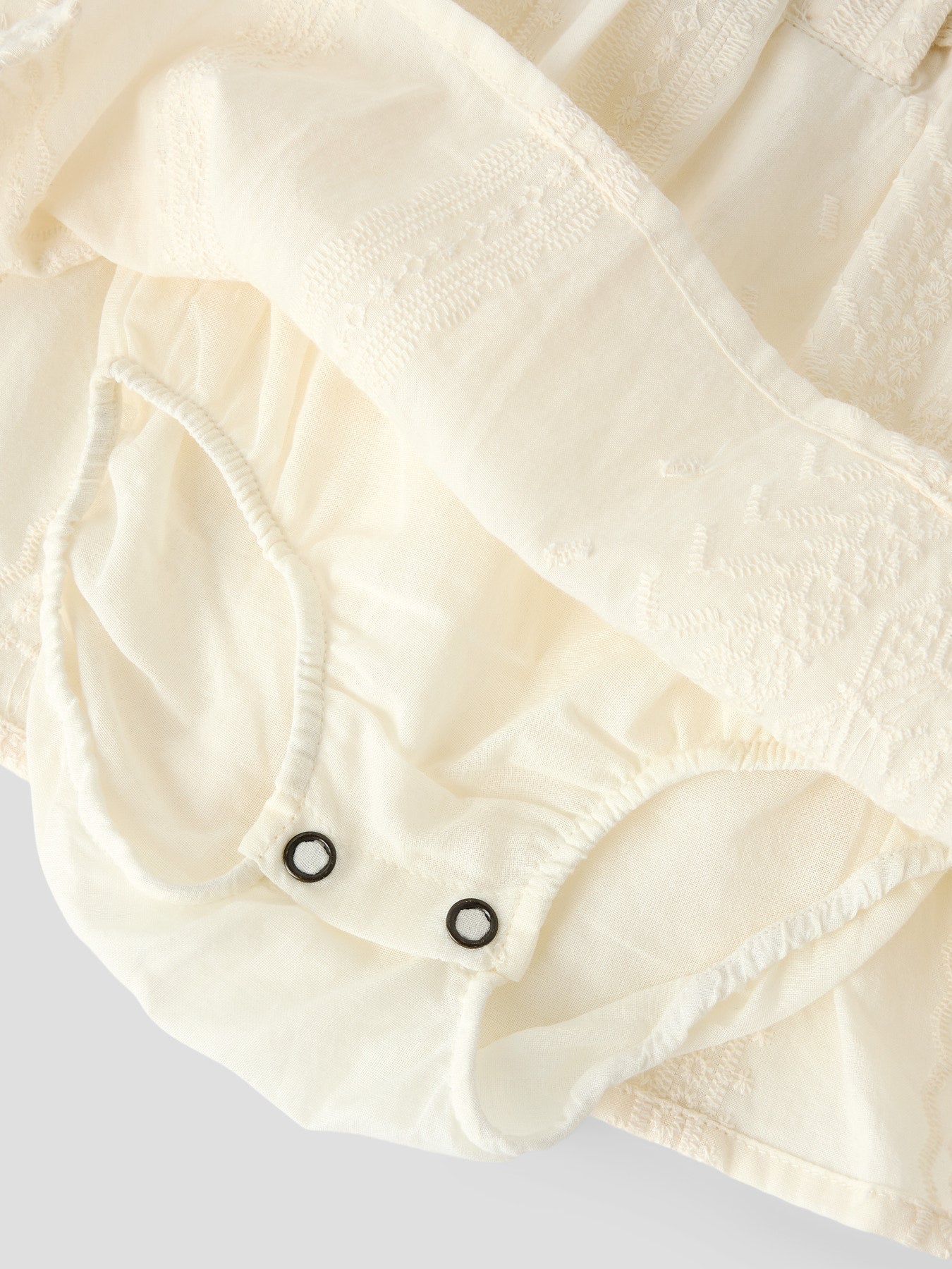 Das Kleid von Lil'Ateilier vereint auf harmonische Weise Schönheit und elegante Raffinesse.
