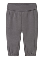 Diese graue Hose von Lil'Atelier überzeugt durch zeitloses Design und vielseitigen Tragekomfort.