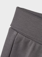 Diese graue Hose von Lil'Atelier überzeugt durch zeitloses Design und vielseitigen Tragekomfort.