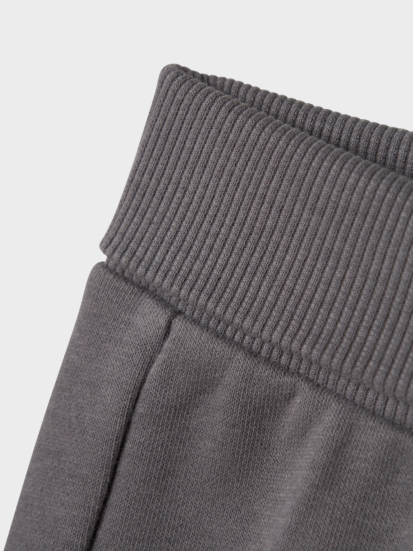 Diese graue Hose von Lil'Atelier überzeugt durch zeitloses Design und vielseitigen Tragekomfort.