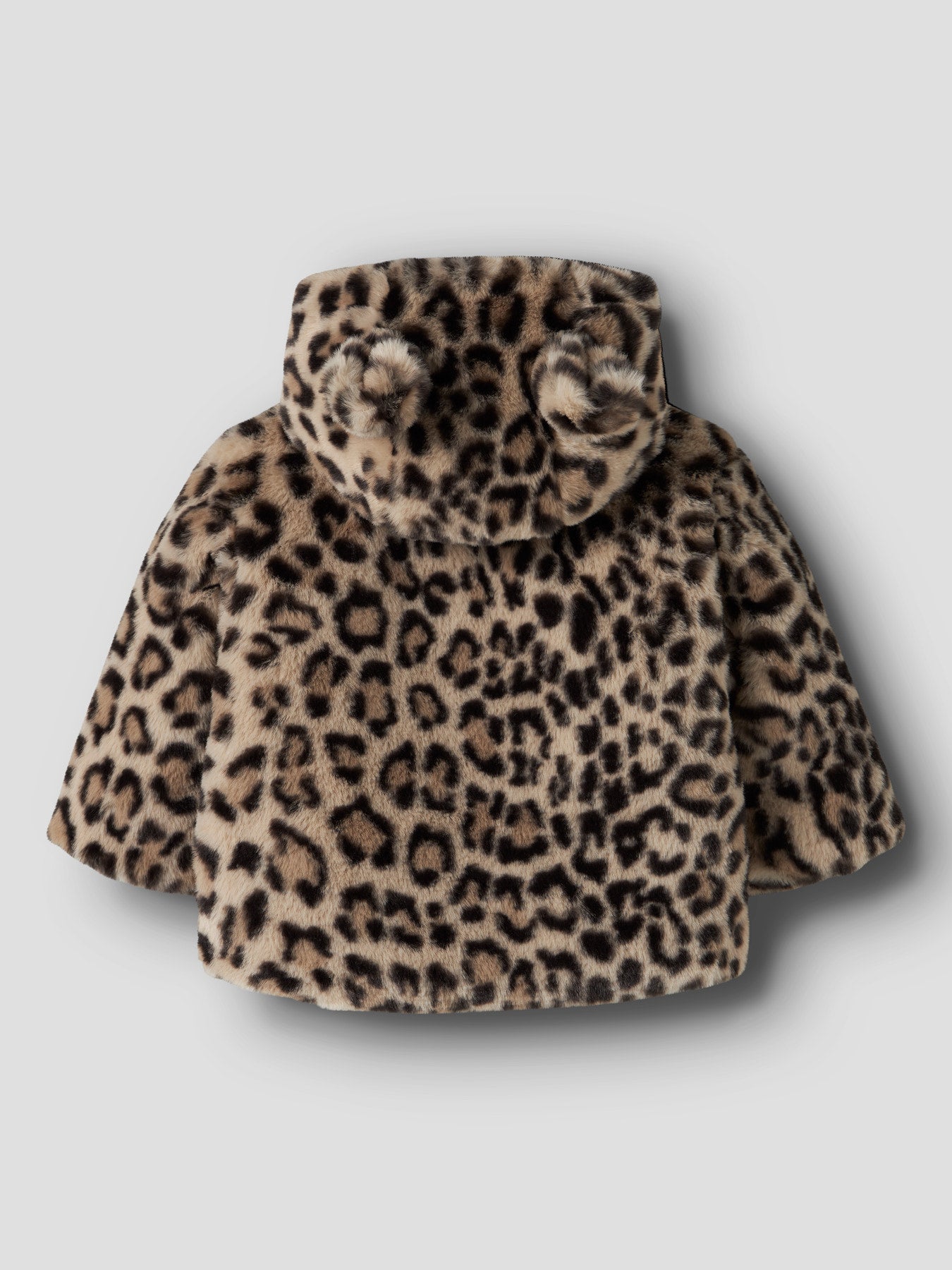 Leopard Jacke von name it – ein vielseitiges Lieblingsstück für jeden Tag. Mit ihrem auffälligen Leoparden-Muster bringt diese Jacke Stil und Persönlichkeit in jeden Look. Gefertigt aus 100% recyceltem Polyester, verbindet sie modisches Design mit nachhaltiger Materialwahl. Perfekt für Übergangsjahreszeiten und ideal zum Kombinieren mit verschiedenen Outfits.