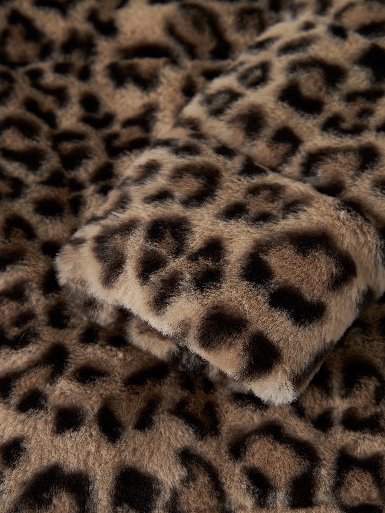 Leopard Jacke von name it – ein vielseitiges Lieblingsstück für jeden Tag. Mit ihrem auffälligen Leoparden-Muster bringt diese Jacke Stil und Persönlichkeit in jeden Look. Gefertigt aus 100% recyceltem Polyester, verbindet sie modisches Design mit nachhaltiger Materialwahl. Perfekt für Übergangsjahreszeiten und ideal zum Kombinieren mit verschiedenen Outfits.