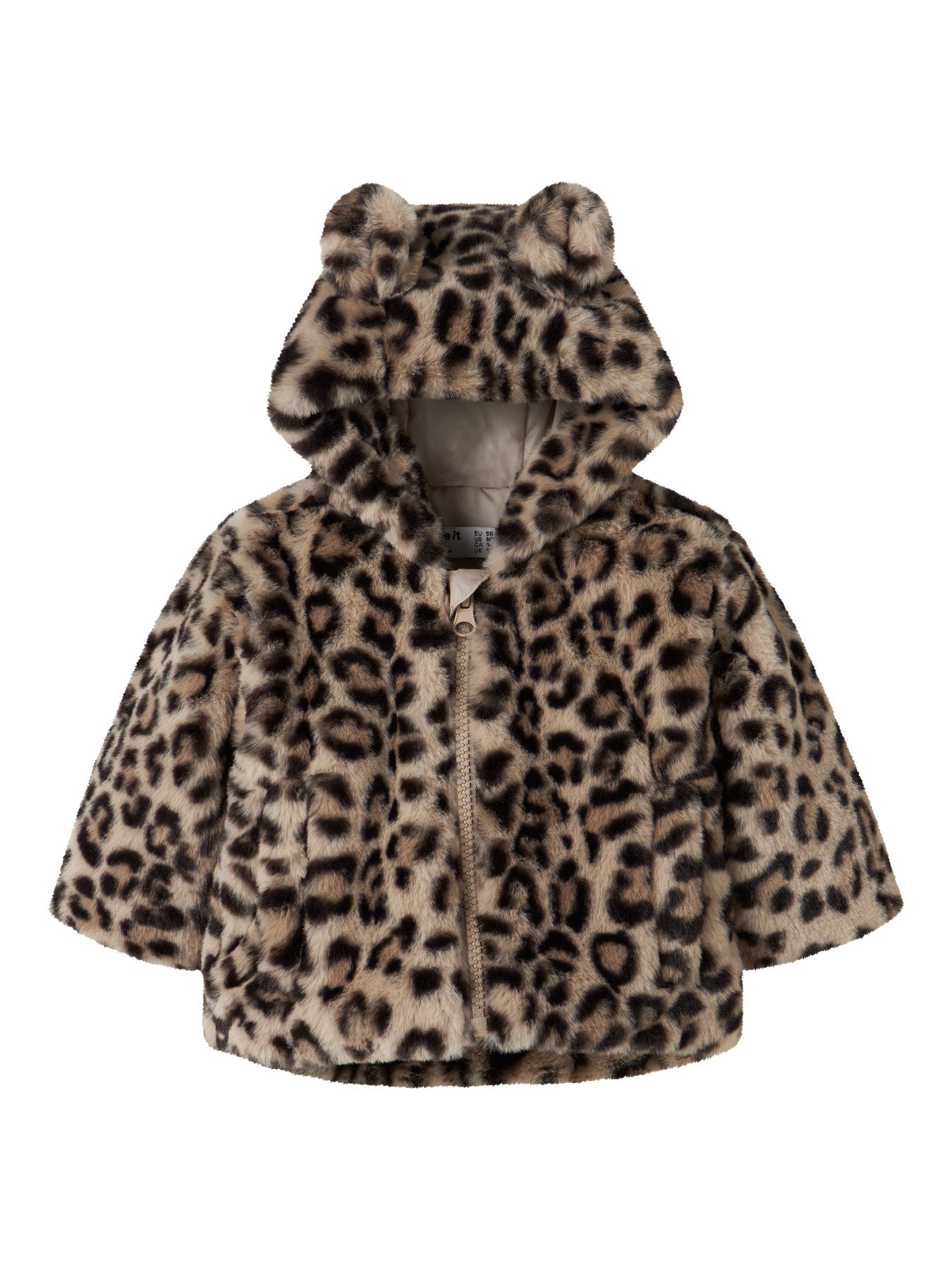 Leopard Jacke von name it – ein vielseitiges Lieblingsstück für jeden Tag. Mit ihrem auffälligen Leoparden-Muster bringt diese Jacke Stil und Persönlichkeit in jeden Look. Gefertigt aus 100% recyceltem Polyester, verbindet sie modisches Design mit nachhaltiger Materialwahl. Perfekt für Übergangsjahreszeiten und ideal zum Kombinieren mit verschiedenen Outfits.