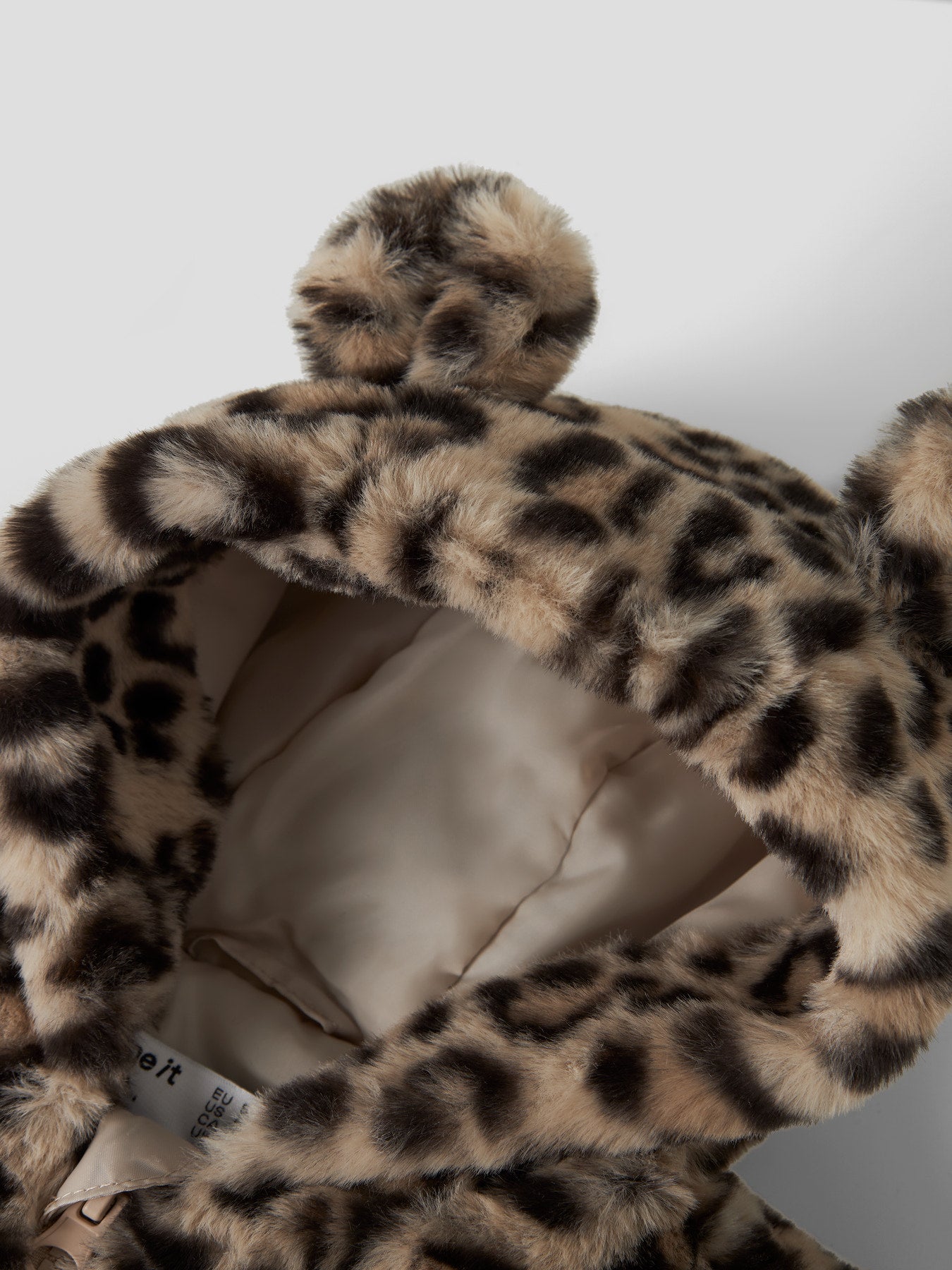 Leopard Jacke von name it – ein vielseitiges Lieblingsstück für jeden Tag. Mit ihrem auffälligen Leoparden-Muster bringt diese Jacke Stil und Persönlichkeit in jeden Look. Gefertigt aus 100% recyceltem Polyester, verbindet sie modisches Design mit nachhaltiger Materialwahl. Perfekt für Übergangsjahreszeiten und ideal zum Kombinieren mit verschiedenen Outfits.