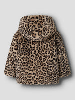 Leopard Jacke von name it – ein vielseitiges Lieblingsstück für jeden Tag. Mit ihrem auffälligen Leoparden-Muster bringt diese Jacke Stil und Persönlichkeit in jeden Look. Gefertigt aus 100% recyceltem Polyester, verbindet sie modisches Design mit nachhaltiger Materialwahl. Perfekt für Übergangsjahreszeiten und ideal zum Kombinieren mit verschiedenen Outfits.