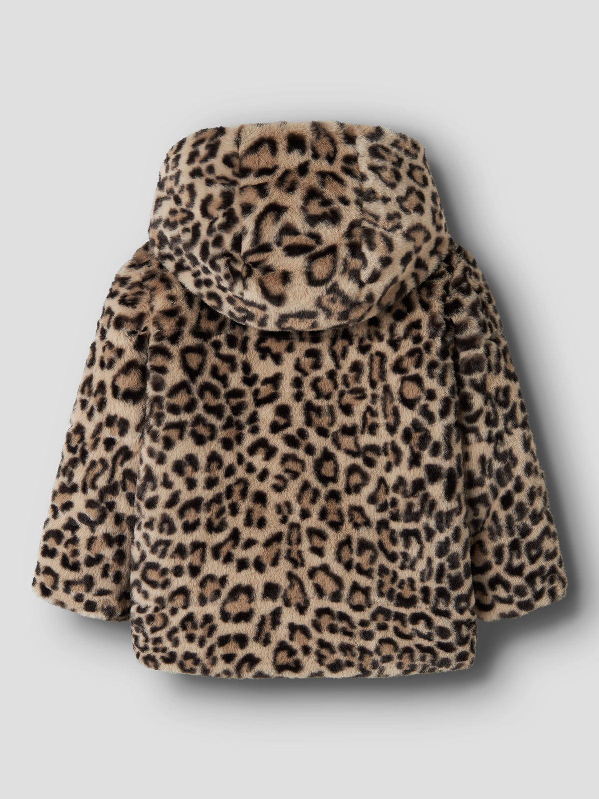 Leopard Jacke von name it – ein vielseitiges Lieblingsstück für jeden Tag. Mit ihrem auffälligen Leoparden-Muster bringt diese Jacke Stil und Persönlichkeit in jeden Look. Gefertigt aus 100% recyceltem Polyester, verbindet sie modisches Design mit nachhaltiger Materialwahl. Perfekt für Übergangsjahreszeiten und ideal zum Kombinieren mit verschiedenen Outfits.