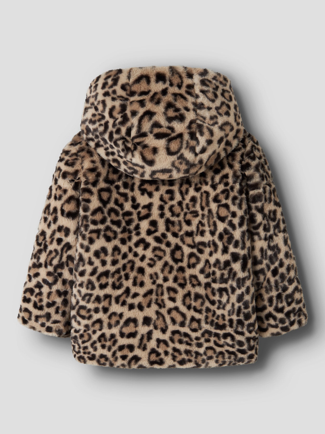 Leopard Jacke von name it – ein vielseitiges Lieblingsstück für jeden Tag. Mit ihrem auffälligen Leoparden-Muster bringt diese Jacke Stil und Persönlichkeit in jeden Look. Gefertigt aus 100% recyceltem Polyester, verbindet sie modisches Design mit nachhaltiger Materialwahl. Perfekt für Übergangsjahreszeiten und ideal zum Kombinieren mit verschiedenen Outfits.