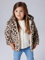 Leopard Jacke von name it – ein vielseitiges Lieblingsstück für jeden Tag. Mit ihrem auffälligen Leoparden-Muster bringt diese Jacke Stil und Persönlichkeit in jeden Look. Gefertigt aus 100% recyceltem Polyester, verbindet sie modisches Design mit nachhaltiger Materialwahl. Perfekt für Übergangsjahreszeiten und ideal zum Kombinieren mit verschiedenen Outfits.