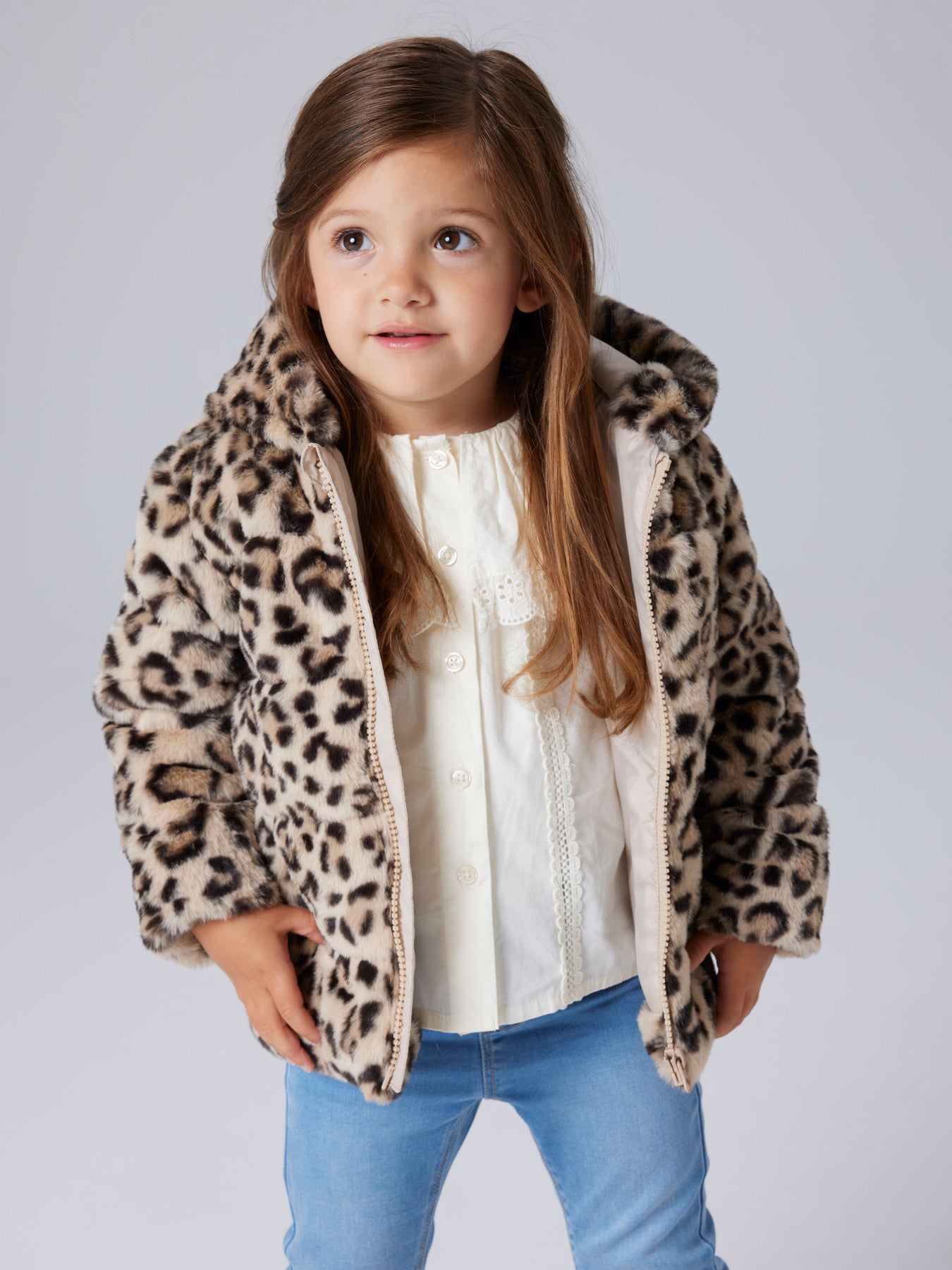 Leopard Jacke von name it – ein vielseitiges Lieblingsstück für jeden Tag. Mit ihrem auffälligen Leoparden-Muster bringt diese Jacke Stil und Persönlichkeit in jeden Look. Gefertigt aus 100% recyceltem Polyester, verbindet sie modisches Design mit nachhaltiger Materialwahl. Perfekt für Übergangsjahreszeiten und ideal zum Kombinieren mit verschiedenen Outfits.