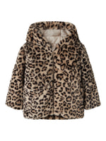 Leopard Jacke von name it – ein vielseitiges Lieblingsstück für jeden Tag. Mit ihrem auffälligen Leoparden-Muster bringt diese Jacke Stil und Persönlichkeit in jeden Look. Gefertigt aus 100% recyceltem Polyester, verbindet sie modisches Design mit nachhaltiger Materialwahl. Perfekt für Übergangsjahreszeiten und ideal zum Kombinieren mit verschiedenen Outfits.