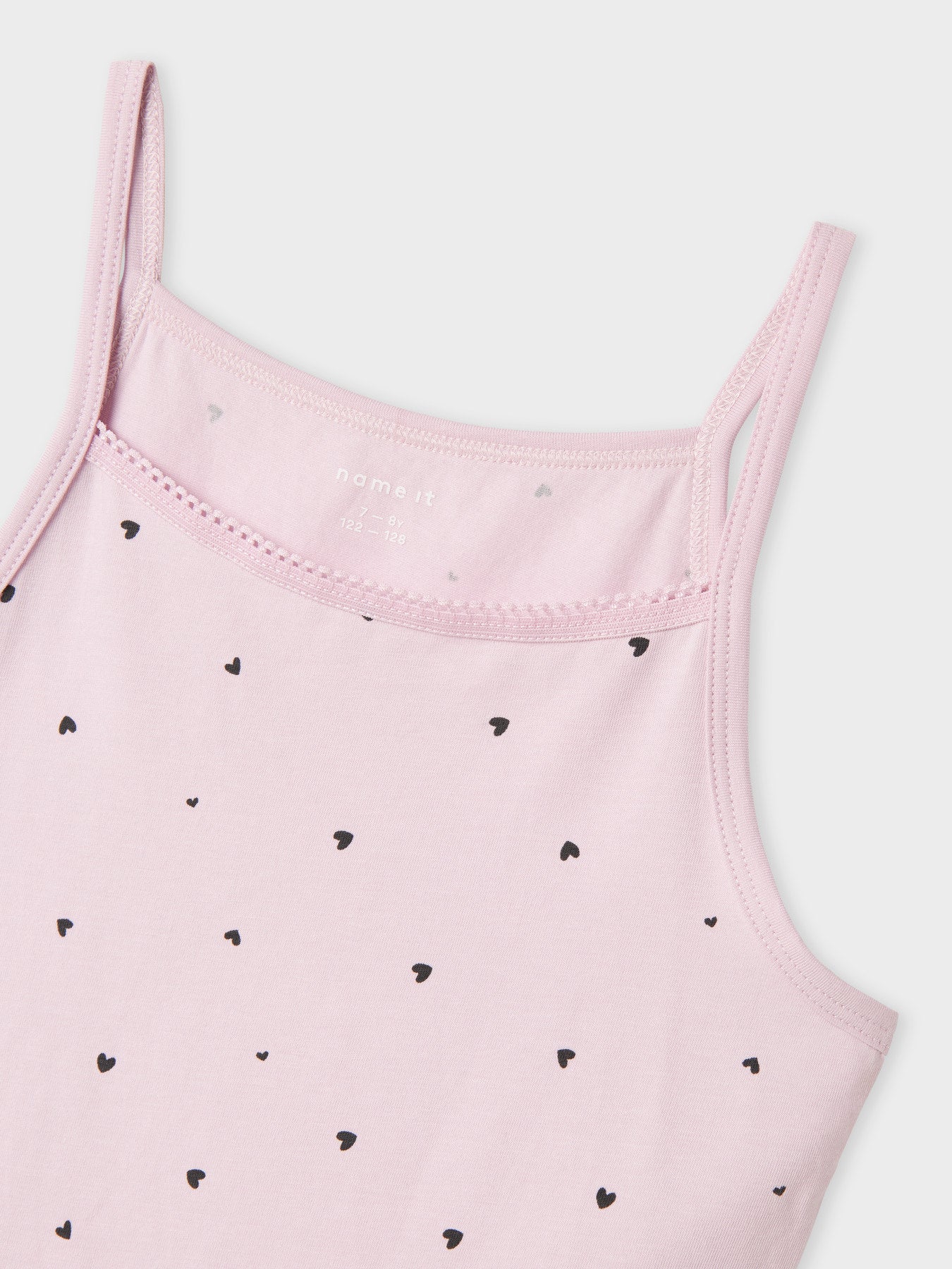 Das zweiteilige Set Unterhemden von name it ergänzt die passenden Panties perfekt.