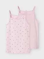 Das zweiteilige Set Unterhemden von name it ergänzt die passenden Panties perfekt.