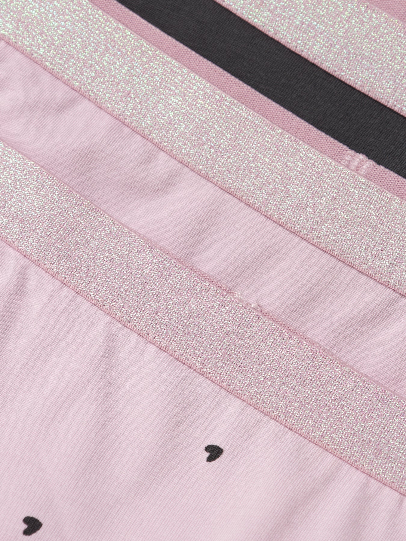 Das 3er-Pack Slips von name it besticht durch stilvolles Design und hohen Tragekomfort; passende Unterhemden sind ebenfalls erhältlich.