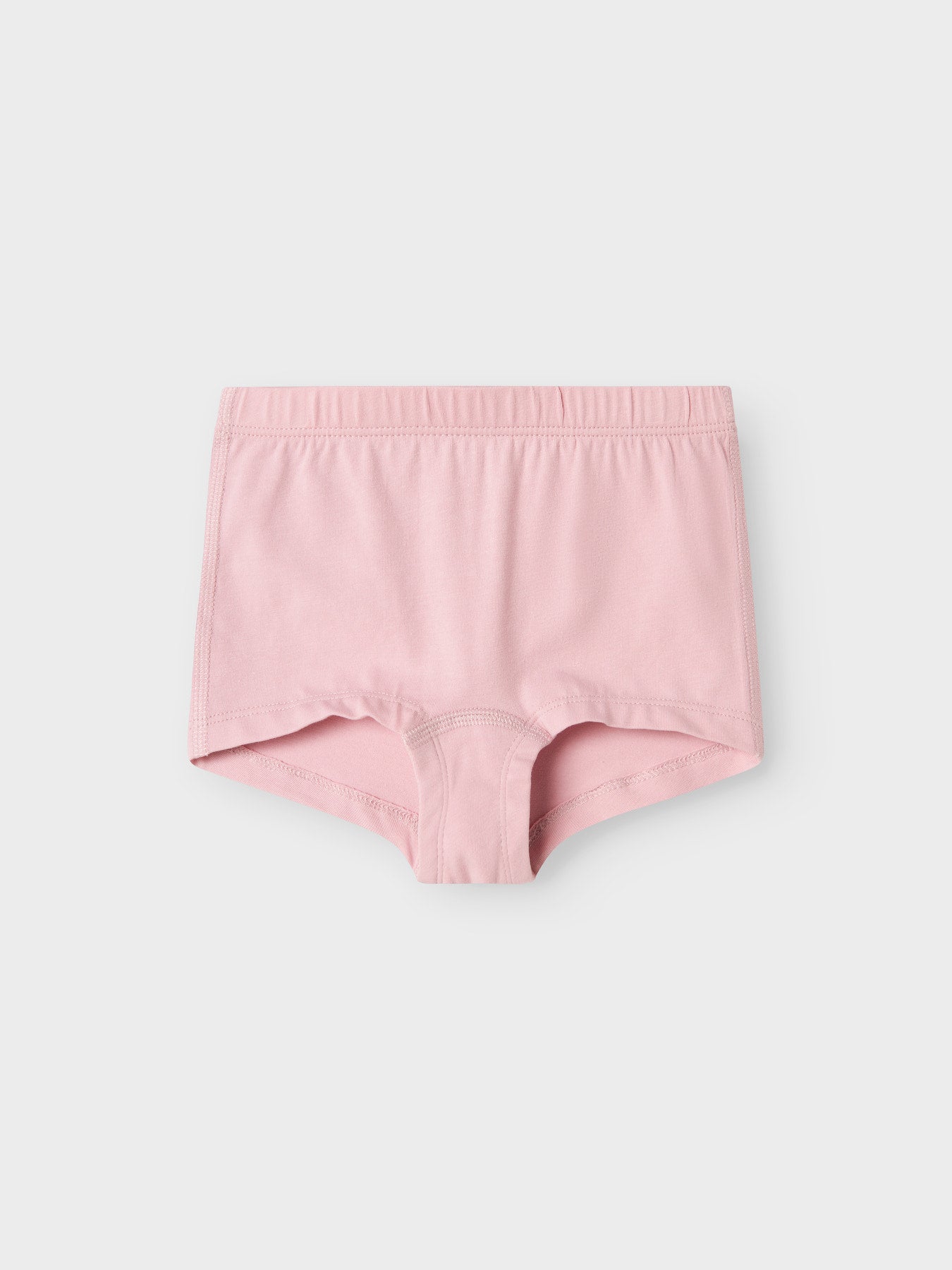 Die dreiteilige Panty-Kollektion von name it in den Farben Glimmer, Rosa und Schwarz überzeugt durch besonders weichen Tragekomfort.