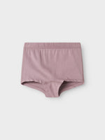 Die dreiteilige Panty-Kollektion von name it in den Farben Glimmer, Rosa und Schwarz überzeugt durch besonders weichen Tragekomfort.