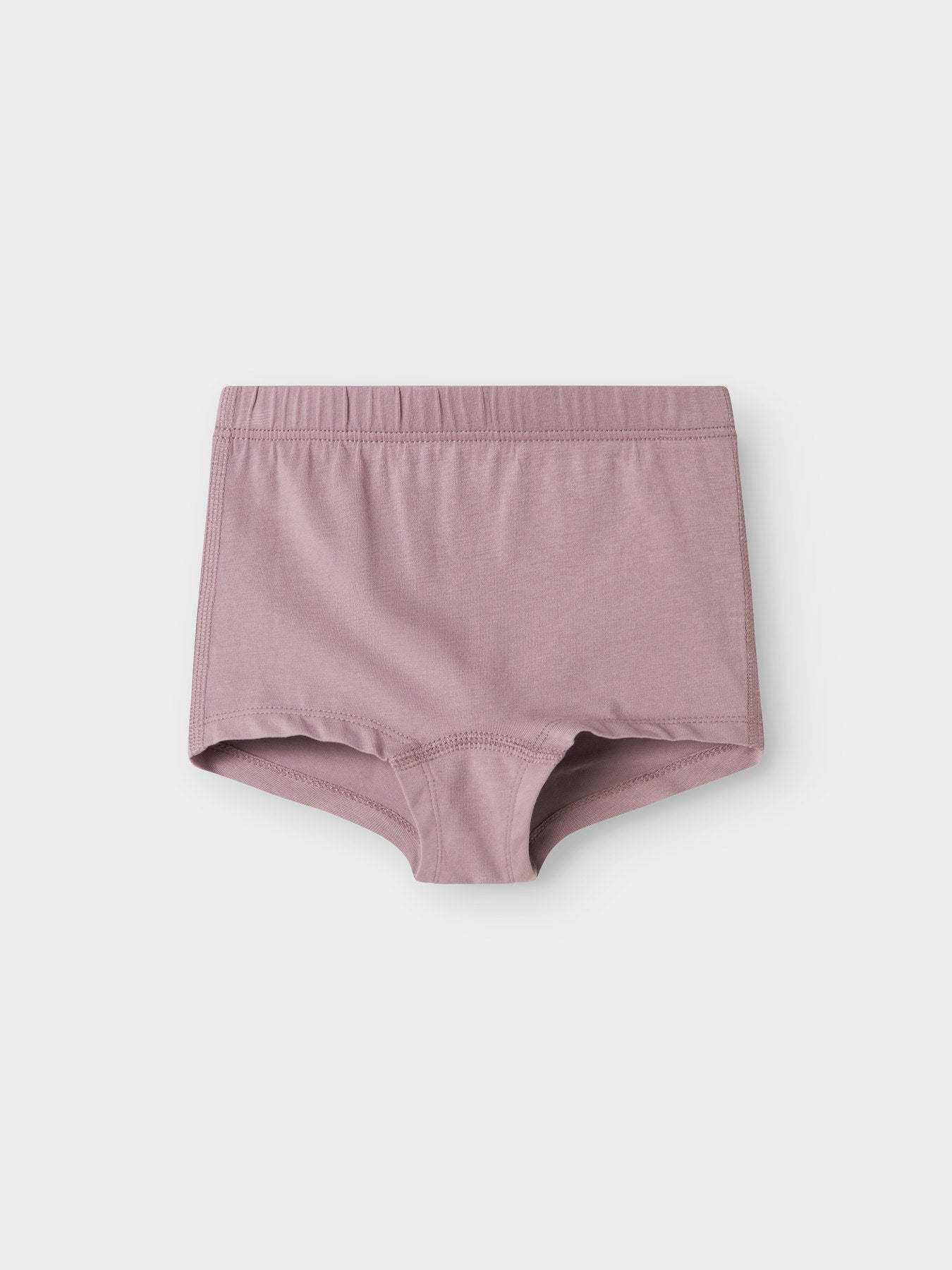 Die dreiteilige Panty-Kollektion von name it in den Farben Glimmer, Rosa und Schwarz überzeugt durch besonders weichen Tragekomfort.