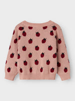 Der Strickpullover von Lil'Atelier mit niedlichem Marienkäfermotiv bringt spielerischen Charme in jeden Look.