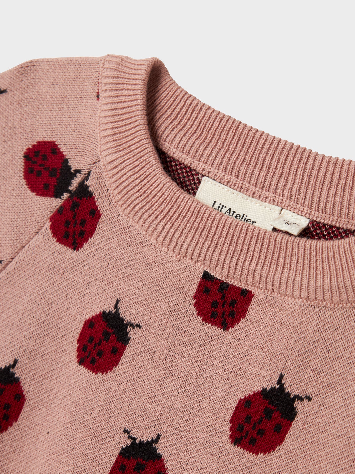 Der Strickpullover von Lil'Atelier mit niedlichem Marienkäfermotiv bringt spielerischen Charme in jeden Look.